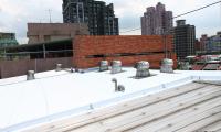三重鐵皮屋頂熱盾隔熱鋁毯施工_中亞鐵工廠
利用通風球將空氣層之熱氣對流至戶外